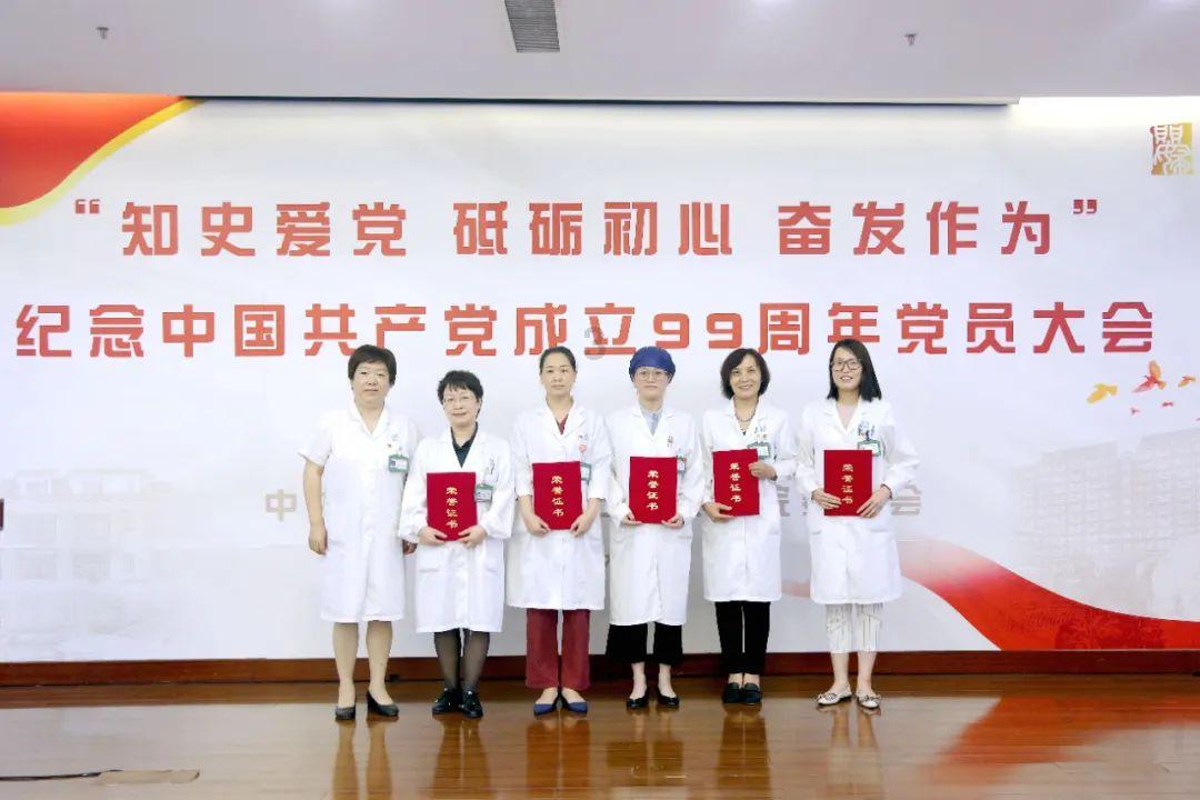 外国校园电影女主和男主的弟弟是好朋友,而且有个约定不和彼此的家人谈恋爱-专业有问必答平台